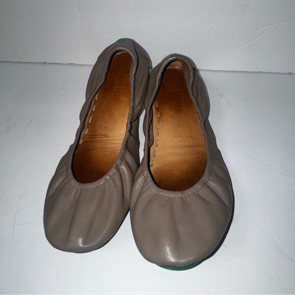 Tieks by Gavrieli ballet flats in the color Taupe size 8